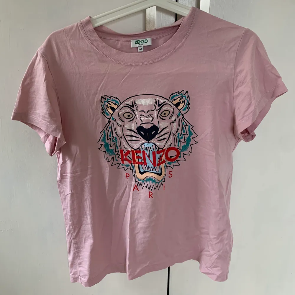 En fin t shirt i rosa från kenzo, säljer pågrund av får ingen användning av den. T-shirts.
