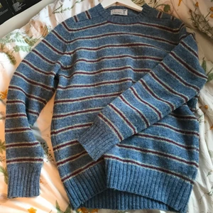 randig tröja - BUDGIVNING: 115kr + 66kr frakt. buda o chatt/kommentarerna. avslutas måndag 20:00. <3 superfin och mysig tröja i bra skick. sitter nice oversize på mig med xs.