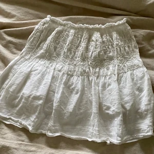 Fin zara kjol - Säljer denna jättefinq kjolen från Zara i storlek M! Buda från 200 kr ❤️ ( lånad bild) 