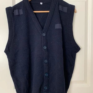 väst / långärmad  - en långärmad som man kan ta av ärmarna på så det blir en väst, den är oversized så passar nog S-L