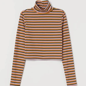 Hm turtleneck - Hm turtleneck i storlek M men kan även passa mindre. Nypris var runt 150kr. Budning börjar vid 40-60kr och säljs direkt för 75kr. Du får själv välja vilket fraktalternativ du vill ha.