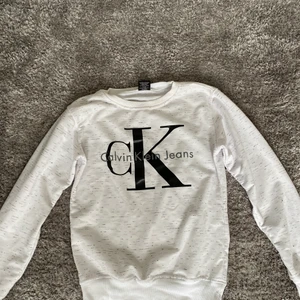 Tröja  - Hej! Säljer en jättefin tröja som nu har blivit för liten för mig. Den är i väldigt bra skick. Frakten betalas av köparen och ingår inte i priset🤍