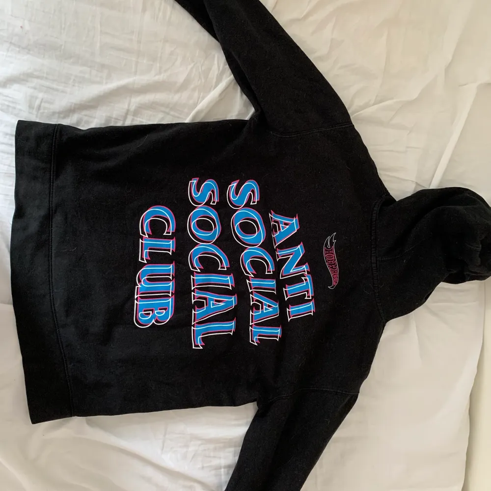 Säljer en Anti Social Social Club hoodie som är i kollaboration med Hot Wheels. Begränsad upplaga som såldes i december 2019 och som jag fick i mitten av 2020. Bra skick på den och inga skador. Har kvar kvitton och allt! Tar även bud!. Hoodies.