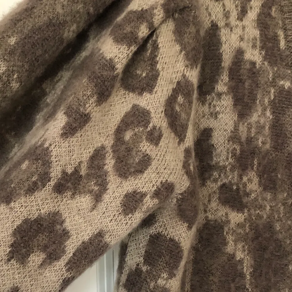 Säljer denna coola oversized stickade koftan i leopardimitation från zara i storleken s, men den är väldigt oversized så skulle säga att den passar M/L också⚡️ den har stora vida puffiga armar och knappar som gör att man kan ha tröjan både öppen och stängd. Köpte för ca två år sedan men använt endast två gånger💕 Köparen står för frakt!. Stickat.