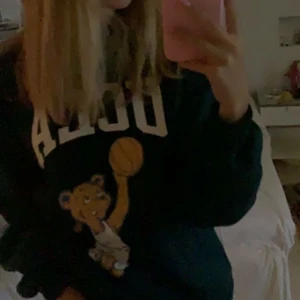 Sweatshirt från H&M - Säljer nu min suuuper snygga sweatshirt från H&M använd några få tal gånger men ser ny ut!💚💚