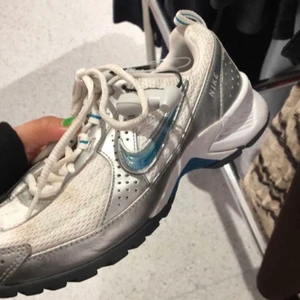 Adidas sneakers  - Sjukt coola adidas sneakers. Köpta på Humana. Unika skor. Passar perfekt med snygga jeans.