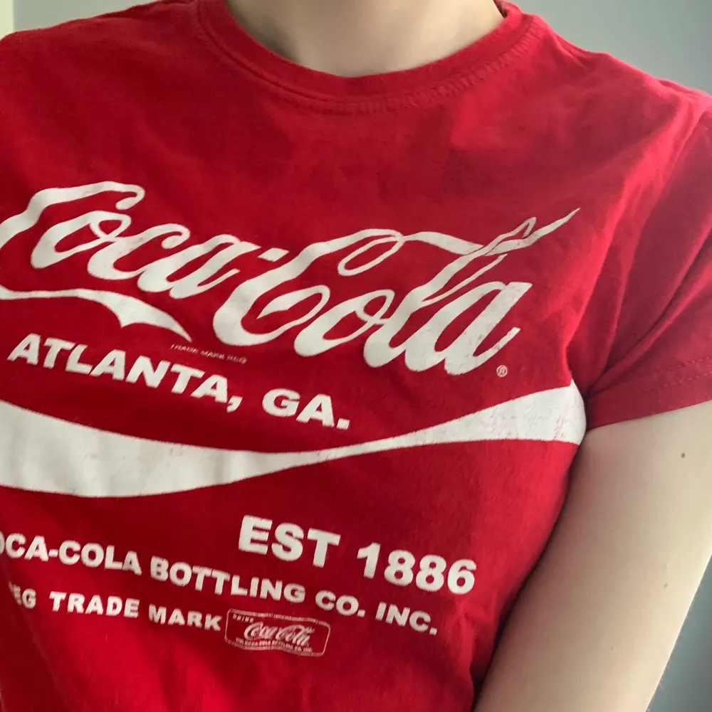 Coca cola T-shirt! Super bra skick! Passar storlek xxs-s beroende på önskad passform❤️😉. T-shirts.