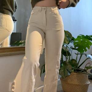 Suuper snygga jeans från weekday i den populära modellen rowe! Knappt använda då dem är lite små för mig🥺 storlek w 25 L 30