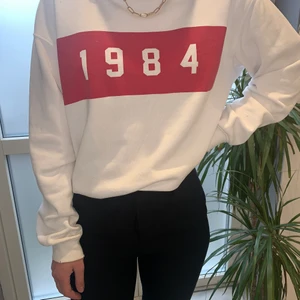 Crewneck - Vit sweatshirt från Bik Bok❤️