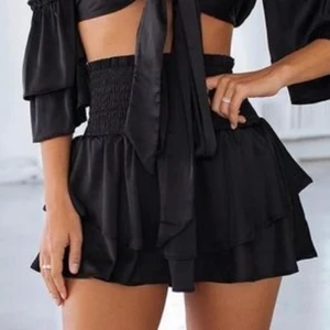 Svart volangkjol - Storlek S men passar allt från XS-L. Pga pågående budgivning från mitt andra plick konto som inte funkar för tillfället så fortsätter budgivningen här på högsta bud 180kr + frakt! Köp för 200kr direkt. Ifrån Shein, endast använd 2 gånger. Skriv för mer frågor💞 