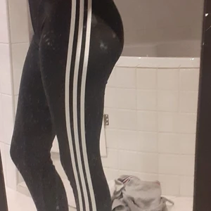 Adidas - Äkta adidas leggings i storlek xl barn men sitter som en xs/s, säljer pågrund av för små, klippt bort lappen dock pågrund av den kliade för mycket, andvända ca 2 ggr, nypris, 700, kan förhandla om priset