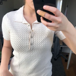 Supersöt topp från Zara - Supersöt topp från Zara som både går att använda till fest och till vardag! Väldigt bekväm och skön i materialet. Endast använd 3 gånger. 
