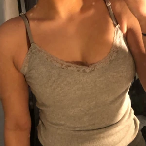 Super gulligt linne  - Grått linne med spets, knappt använt lite randigt i tyget. Skönt material och inte genomskinligt