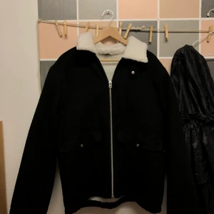 Fleecejacka från weekday - Helt oanvänd jättesnygg vår fleecejacka från weekday i svart med vit fleece.