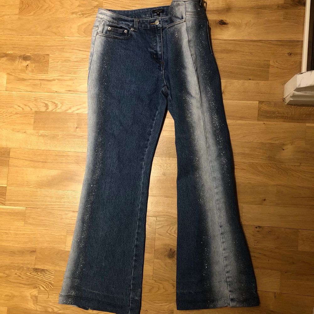 Super speciella jeans med glitter samt vit på båda sidorna. Lagom baggy med bootcut🥰, jag är 1,65 cm. . Jeans & Byxor.
