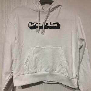 vans hoodie i storlek S, nästan aldrig använd!