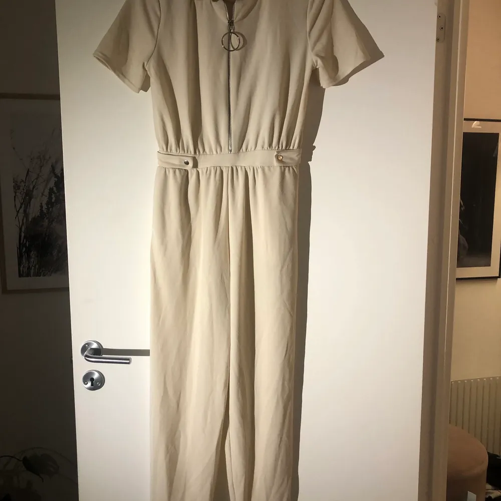 Hej säljer en jättefin beige jumpsuit från Nelly. Använd vid få tillfällen. Blir väldigt fin i midjan. Jätteskönt material.💗 strl S säljer för 120kr + frakt. Skriv privat eller buda i kommentarsfältet. Övrigt.