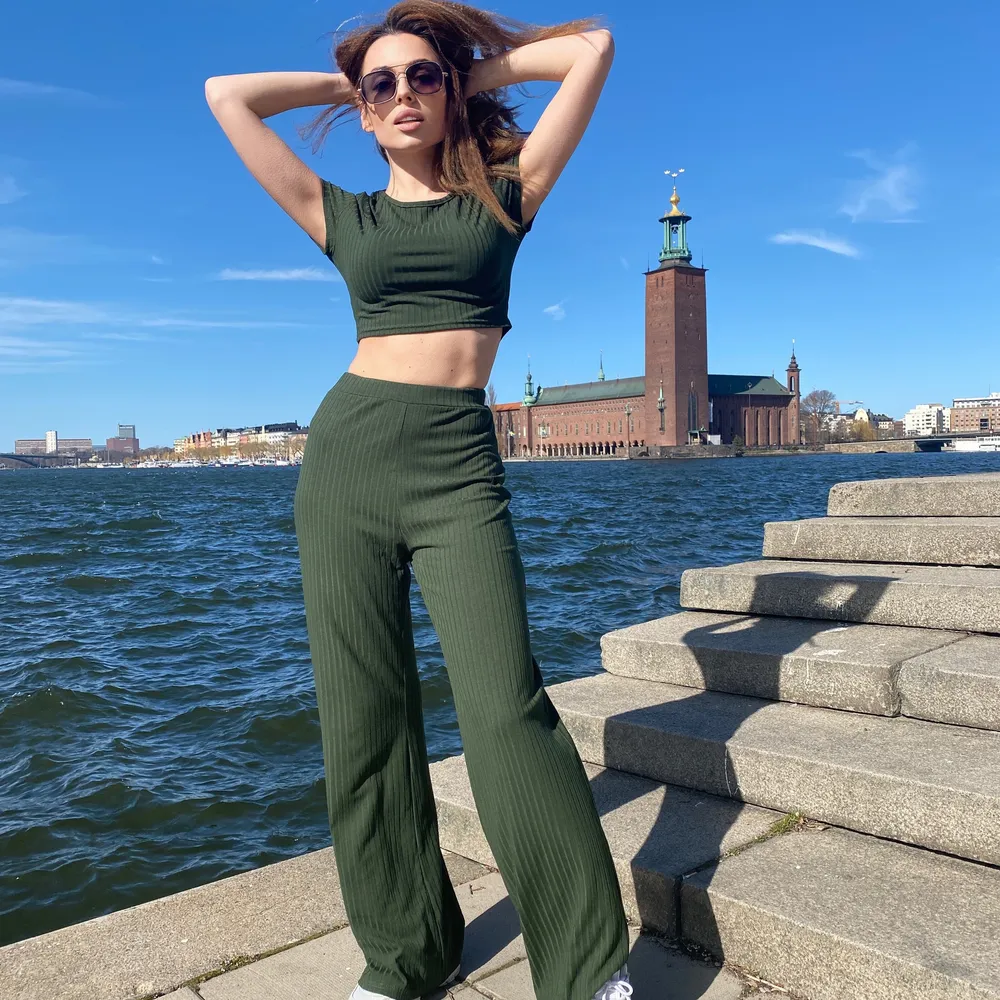 Fantastisk NY gröna kostym. Den outfit kommer att vara perfekt för sommarvandringar. Kostym består av en crop top och långa byxor. Bra textil (bomull). Passar kvinnor som är från 165cm till 175cm långa.. Kostymer.