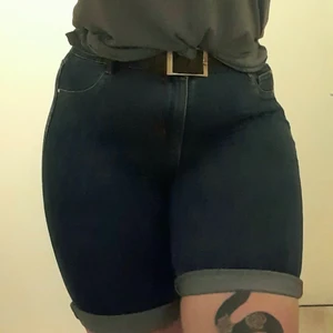 Jeans Shorts - Stretchiga jeans shorts. Bekväma med snygg passform. Storlek L passar L/M. Anvönda 2 gånger.