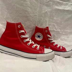 Converse - Säljer mina trendiga och fina conversen. Har knappt använt dom därför är dom i jättebra skick👌👌 storlek 37,5 men passar på mig som vanligtvis har 38. Vid många i intresserade blir det budgivning💓💓frakten tillkommer! LAGT BUD ÄR LAGT