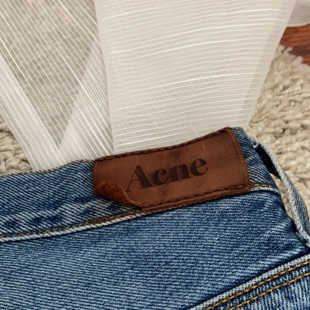 Så fina lowwaist Acne jeans som aldrig är använda! Säljer då jag har ett liknande par☺️ lite slitet på märket där bak🙌🏼straight modell! Skriv privat för fler bilder! Det står 33/32 i storlek men passar bra på mig som har 36💕Frakten blir 66kr. Jeans & Byxor.