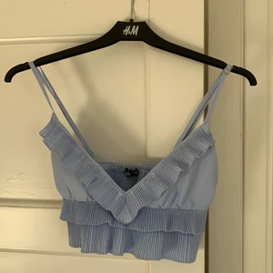 Söt blå topp - Söt liten croppad topp från Zara. Storlek S . Perfekt skick, använd aldrig💗