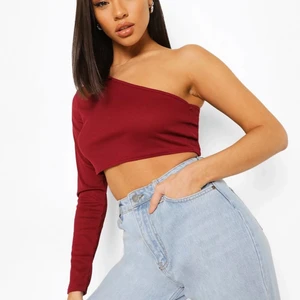 RÖD TOPP - en röd ribbad topp från boohoo i strl 34. bra material och skön. säljer för den är lite för stor för mig passar alltså bra som 36 (aldrig använd, prislapp kvar) ☺️💕