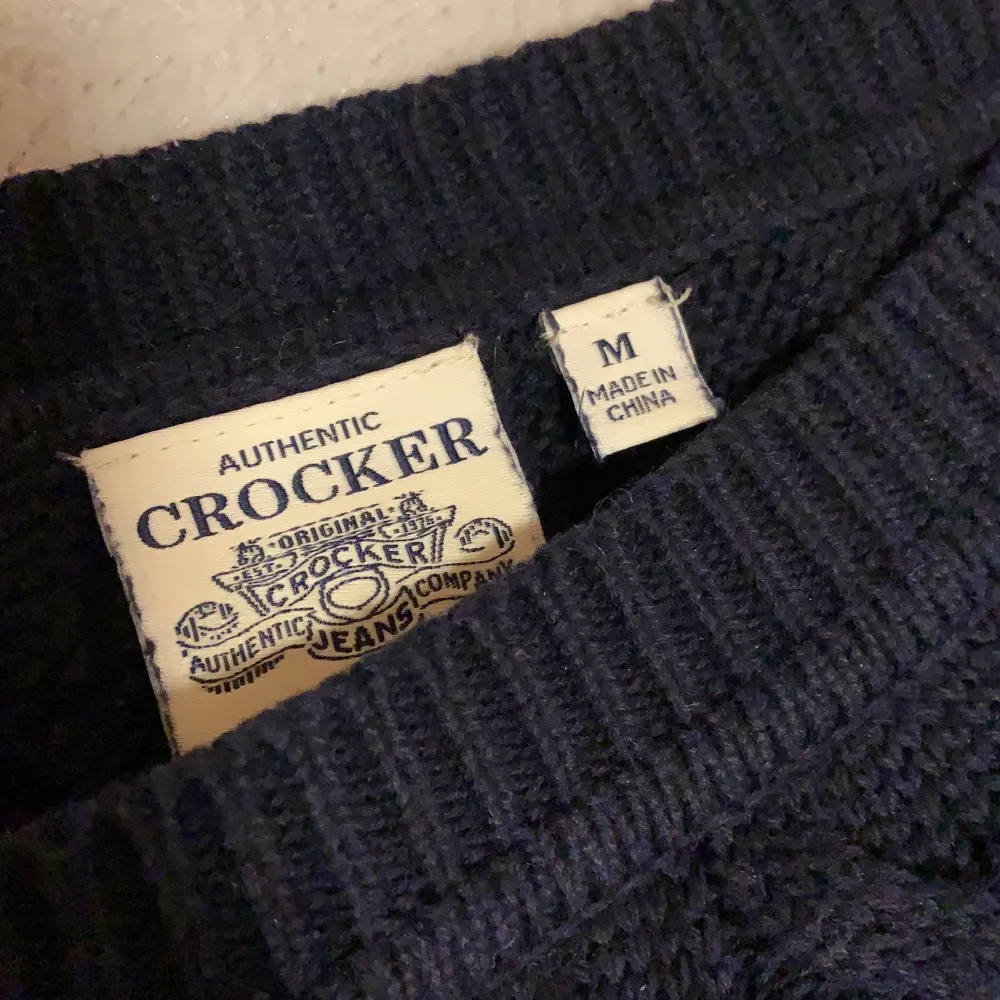 Superfin stickad tröja i en mörkblå färg. Köpt på JC från märket crocker. Endast använd ett fåtal gånger och säljer då jag inte längre använder den så mycket som jag birde.:). Stickat.