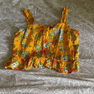 Blommiga kottom summer kropptop - Den är i mycket bra skick och passar from s- m.mycket sexig,mysig och söt till summer.Den passar till allt och du kommer att tycka om det.finns fler bilder och bud i kommentarna 