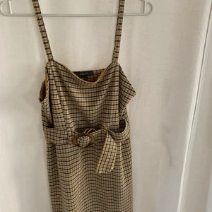 Rutig klänning  - Klänning i nyskick med prislapp kvar! Sitter inte så bra på mig tyvär därav säljer jag denna skönhet från primark 💋                                                                               Köparen står för frakten!