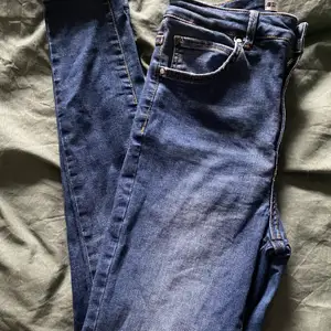 Mörkblå jeans från Gina, tror ej de finns kvar på hemsidan för var ett tag sen jag köpte dem! Säljes då jag inte använder dem längre och de är för långa på mig (161cm)💘 Kostade 599kr nya men som bilden visar är de sönder på ett ställe, säkert lätt fixar för nån som kan sånt!😍
