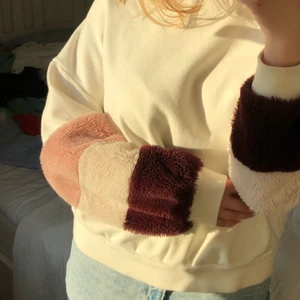 Vit sweatshirt - Supermysig vit sweatshirt med ”pälsärmar” som detalj, (inte äkta päls). Jättegosig och skön i materialet men kommer inte till användning tyvärr💜 Möts helst upp (Stockholm) men frakt kan nog lösas (köparen står isåfall för frakten)