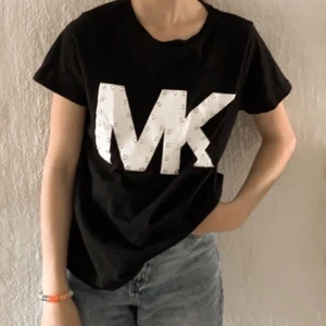 En fin tröja som jag har använt men inte längre💘 - En jätte fin svart vit tröja men silver detaljer på❤️💘