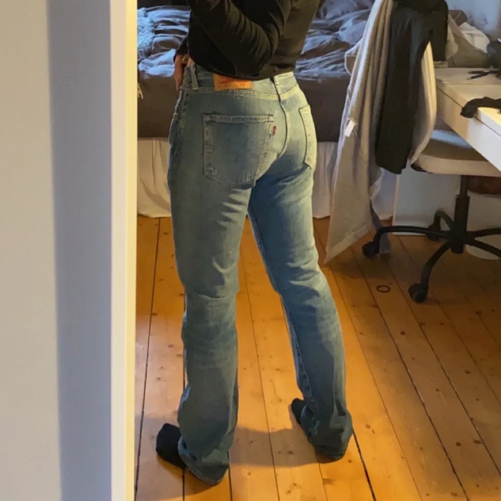 Raka lågmidjade Vintage jeans 501:or från Levis storlek 29 i midja och 32 längd! Jag är 164 cm! Buda. Jeans & Byxor.
