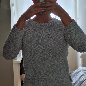 Stickad Hollister tröja i storlek XS - M - Supermysig, stickad, vit/ljus blå tröja i fint skick. Använd bara några få gånger och sitter bra på mig som oftast har M💕 Frakt tillkommer och priset kan diskuteras!