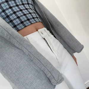 Vita skinny jeans i toppskick - Säljer dessa vita skinny jeans från Topshop i perfekt skick! Endast använda ett fåtal gånger, säljer för att de inte kommer till användning. Storleken är W25 L28. Jag är 162 cm. Passar även längre/kortare beroende på var man vill att byxbenen ska sluta. Köparen står för frakten. Kolla in min profil för fler jeans samt så snygga stickade tröjor!✨☝️