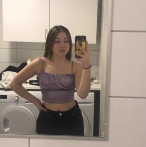 Lila Topp  - Skit snygg lila satintopp från H&m, passar bra nu till sommaren☀️, 50kr plus frakt💕💕