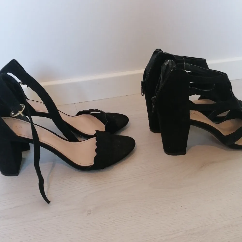 🌺Säljer båda skorna för 200kr.                                         🌺Dom är svarta i stl 38.                                                     🌺Sko nmr 1 är från H&M och sko nmr 2 är från Duffy. . Skor.