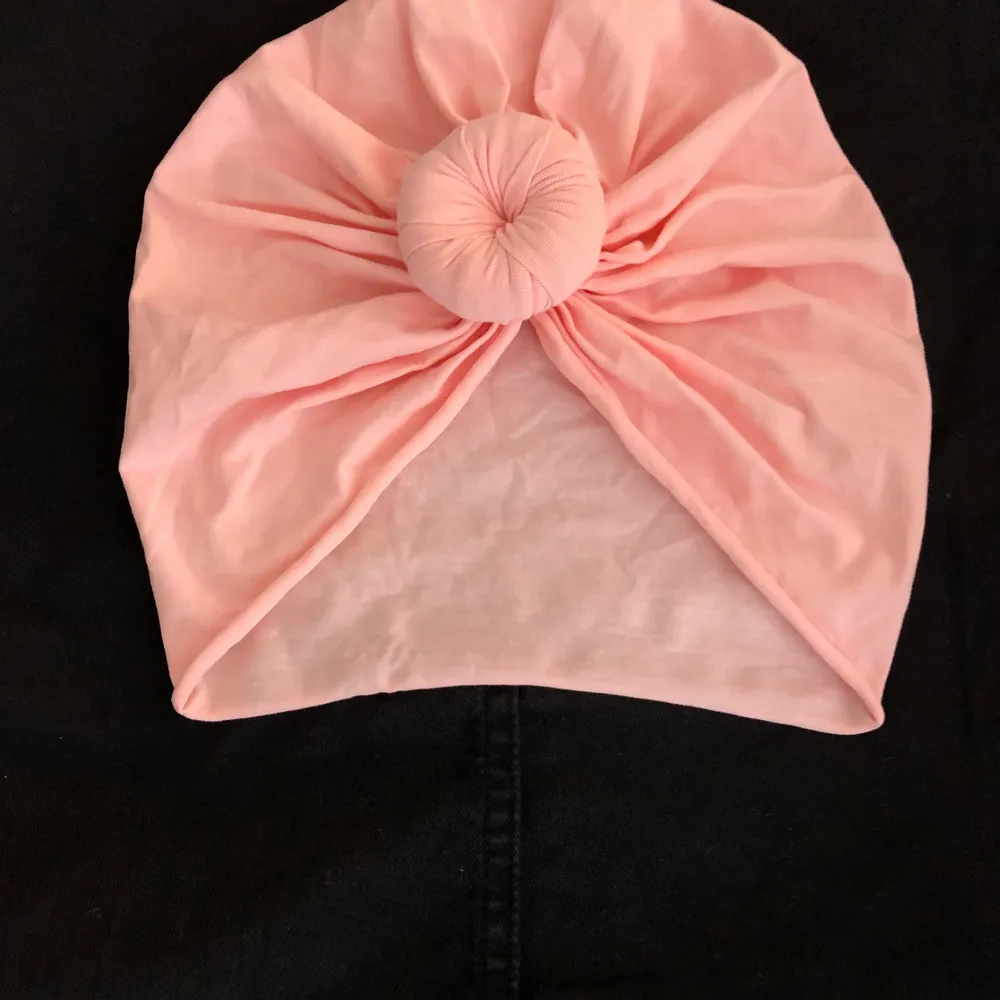 Jättesöt rosa turban. Helt ny oanvänd. Säljs för 50kr. Skickas endast.. Accessoarer.
