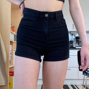 Skönaste shortsen! - Dem absolut bekvämaste shortsen i modellen ”Molly” från Gina tricot😍 formar kroppen extremt bra och är väldigt stretchiga!💕 har normalt sätt Xs men skulle passa S då dem är så stretchiga!