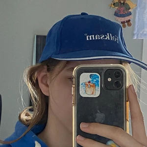 Vintage Folksam keps - Vet inte exakt datum på denna kepsen, men den är ändå från runt 1980/90 då dessa inte längre fabrikeras. Går att spänna på baksidan. Riktigt snygg inför sommaren för de som vill vara lite extra trendiga.