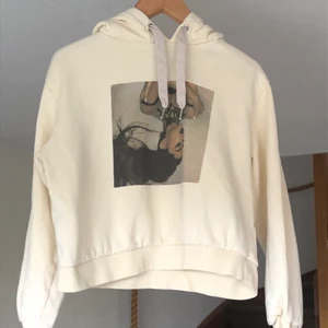 Ariana Grande Hoodie - Huvtröja med tryck, Knappt använd. Köparen betalar för frakt. Swish betalning! :)