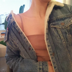 Levi's fodrad jeansjacka - Aldrig använd och i perfekt skick! Även fodrad i ärmarna vilket är så skönt. Perfekt en kylig sommarkväll eller sval vår/höst 😍 säljer eftersom den tyvärr sitter lite tajt på mig, så förhoppningsvis kan den komma till användning hos någon annan!