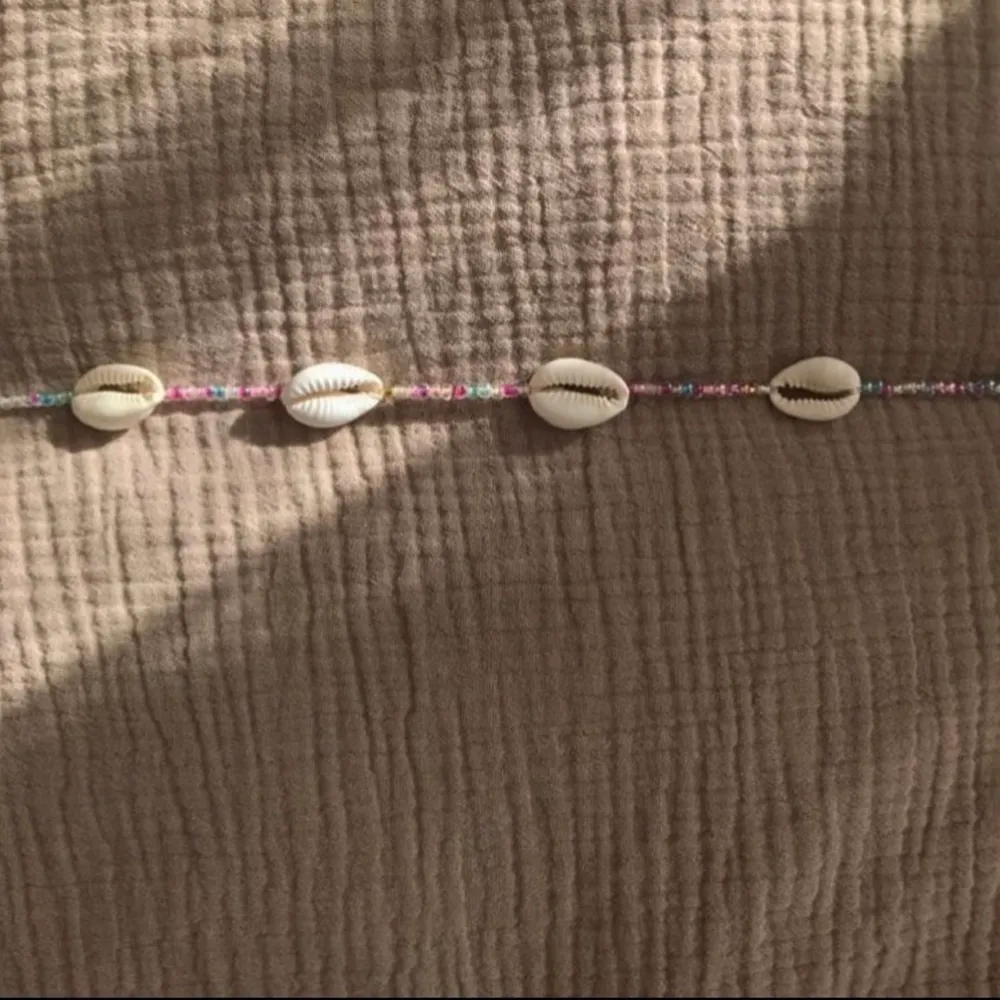SHELLIE NECKLACE đđ sĂ€ljer ett handgjort halsband av glaspĂ€rlor 109kr men eftersom att det Ă€r rea tills 8 maj sĂ„ Ă€r det rea pĂ„ 99kr đ Passa pĂ„ nu!! OcksĂ„ perfekt smycke inför sommaren med fina toppar ju đ Instagram @designbyliya_ âïžâïžâïž. Asusteet.