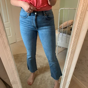 Korta utsvängda jeans!!! - Snygga korta utsvängda jeans i storlek 38. Bra skick och använda ca 1-2 gånger. 