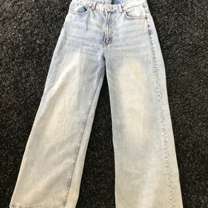 Raka Trendiga Jeans!  - Fina trendiga jeans från H&M, med raka ben! Storlek 42/L. Säljes då jag tyvärr råkade köpa för stor storlek, men skulle sitta perfekt på någon i strl L! 🤍 Jätteskönt material! Säljes för 120kr + frakt! 🚚📦 OBS allt tvättas innan frakt! (+ligger även ute på Tise) skynda fynda