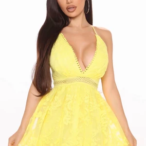 Härlig gul sommarklänning från Fashion Nova XS HELT I NYSKICK- VÄRDE 540 kr  - Säljer denna ljuvliga klänning till ett kanonpris!  Storlek: XS  Endast testad.  Märke: FashionNova  Köpt för 540 kr + internationell frakt plus dyr tullavgift då varan är från USA  Vid eventuella frågor som dyker upp tveka inte att höra av er!