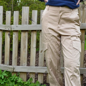 Guldiga Cargopants  - Supersnygga cargopants i guldig/beiga cargopants i rätt tunt material. Perfekta till sommaren. För små för mig därav säljer jag dem. 