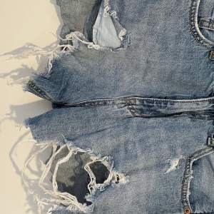 Slitna jeansshorts inköpta i en butik i Italien. Storlek oklar men ungefär 36/38