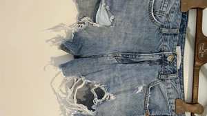 Slitna jeansshorts - Slitna jeansshorts inköpta i en butik i Italien. Storlek oklar men ungefär 36/38